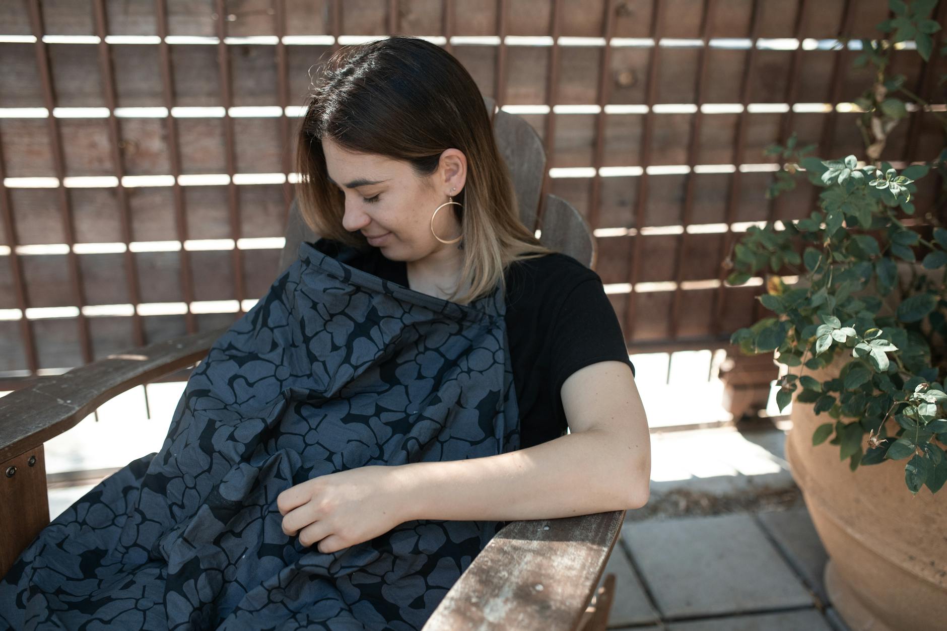 Postpartum fashion includes a shawl/cloak for bresstfeeding