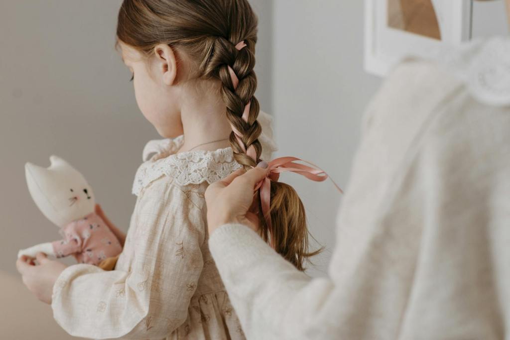 How to Manage Kids’ Hair on School Mornings: Simple Hairstyles and Hair Care Routine for Tangle-Free&nbsp;Days