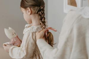 How to Manage Kids’ Hair on School Mornings: Simple Hairstyles and Hair Care Routine for Tangle-Free Days